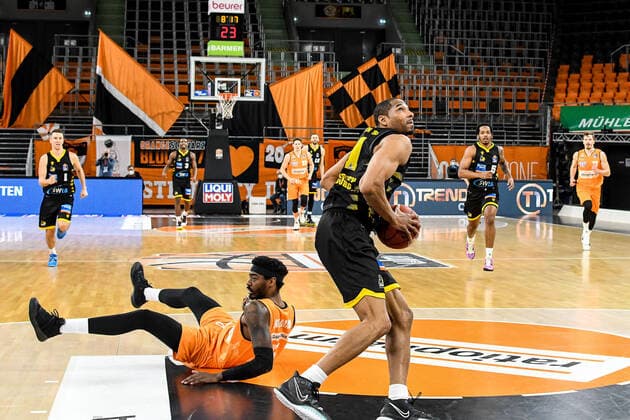 GER, BBL, ratiopharm ulm vs MHP RIESEN Ludwigsburg 20.03.2021, ratiopharm arena, Neu-Ulm, GER, BBL, ratiopharm ulm vs MHP RIESEN Ludwigsburg, im Bild Aric Holman (Ulm, 35) ist gestolpert, Tremmell Darden (Ludwigsburg, 21)