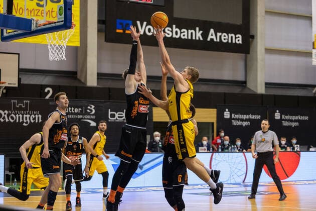 Jonas Niedermanner (Wiha Panthers, 9) Elias Valtonen (Tigers Tübingen, 19) Tigers Tübingen vs. Wiha Panthers , 2. Basketball, Bundesliga, Pro A, Barmer 2 Basketball, Spieltag 7, Spielzeit 2020 2021, 20.03.2021, ¨¨ Tigers Tübingen - wiha Panthers, Basketball, 2. Bundesliga, Barmer 2 Basketball, Spieltag 7, Spielzeit 2020 2021, 20.01.2021 Rottenburg am Neckar Copyright: xNinaxSander xEibnerxPressefotoxIx EP_NSR