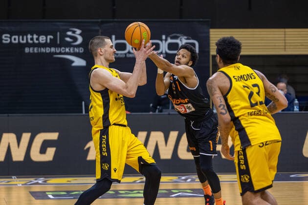 Daniel Keppeler (Tigers Tübingen, 31) Nate Britt (Wiha Panthers, 1) Troy Simons (Tigers Tübingen, 31)¨¨¨Tigers Tübingen vs. Wiha Panthers , 2. Basketball, Bundesliga, Pro A, Barmer 2 Basketball, Spieltag 7, Spielzeit 2020 2021, 20.03.2021, ¨¨ Tigers Tübingen - wiha Panthers, Basketball, 2. Bundesliga, Barmer 2 Basketball, Spieltag 7, Spielzeit 2020 2021, 20.01.2021 Rottenburg am Neckar Copyright: xNinaxSander xEibnerxPressefotoxIx EP_NSR