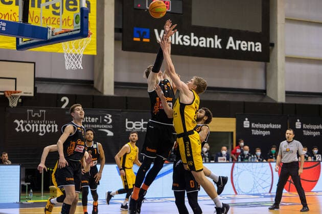 Jonas Niedermanner (Wiha Panthers, 9) Elias Valtonen (Tigers Tübingen, 19)¨¨Tigers Tübingen vs. Wiha Panthers , 2. Basketball, Bundesliga, Pro A, Barmer 2 Basketball, Spieltag 7, Spielzeit 2020 2021, 20.03.2021, ¨¨ Tigers Tübingen - wiha Panthers, Basketball, 2. Bundesliga, Barmer 2 Basketball, Spieltag 7, Spielzeit 2020 2021, 20.01.2021 Rottenburg am Neckar Copyright: xNinaxSander xEibnerxPressefotoxIx EP_NSR
