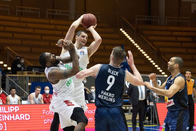 Jalen Reynolds (Fc Bayern München, 8) Paul Zipser (Fc Bayern München, 16) Fabian Bleck (Hakro Merlins, 9)¨¨HAKRO Merlins Crailsheim vs. FC Bayern München, Basketball, Bundesliga, easy credit BBL, Spieltag 24, Spielzeit 2020 2021, 21.03.2021, ¨¨ HAKRO Merlins Crailsheim vs. FC Bayern München, Basketball, Bundesliga, easy credit BBL, Spieltag 24, Spielzeit 2020 2021, 21.03.2021 Ilshofen Copyright: xNinaxSander xEibnerxPressefotoxIx EP_NSR