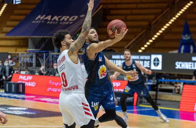 Tim Coleman (HAKRO Merlins Crailsheim, 11),Nick Weiler-Babb (FC Bayern München, 0)¨¨HAKRO Merlins Crailsheim vs. FC Bayern München , 1. Basketball, Bundesliga, BBL, Easy Credit Basketball, Spieltag 24, Spielzeit 2020 2021, 21.03.2021, ¨¨ HAKRO Merlins Crailsheim - FC Bayernh München, Basketball, 1. Bundesliga, Easy Credit 1 Basketball, Spieltag 24, Spielzeit 2020 2021, 21.03.2021 Crailsheim Copyright: xDennisxDuddek xEibnerxPressefotox EP_DDU