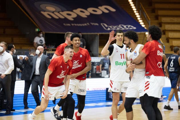 Fc Bayern München jubelt zum Sieg¨¨¨HAKRO Merlins Crailsheim vs. FC Bayern München, Basketball, Bundesliga, easy credit BBL, Spieltag 24, Spielzeit 2020 2021, 21.03.2021, ¨¨ HAKRO Merlins Crailsheim vs. FC Bayern München, Basketball, Bundesliga, easy credit BBL, Spieltag 24, Spielzeit 2020 2021, 21.03.2021 Ilshofen Copyright: xNinaxSander xEibnerxPressefotoxIx EP_NSR