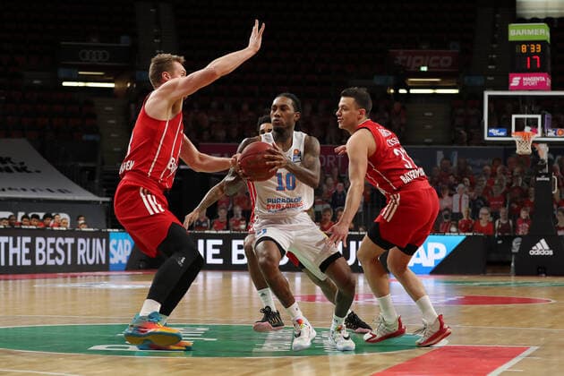 Leon Radosevic (Muenchen) und Anthony Barber (MBC) GER, FC Bayern Basketball vs. Mitteldeutscher BC, Basketball, BBL, Saison 2020 2021, 23.03.2021, GER, FC Bayern Basketball vs. Mitteldeutscher BC, Basketball, BBL, Saison 2020 2021, 23.03.2021, Muenchen Copyright: xMarcelxEngelbrechtx Eibner-Pressefotox EP_met