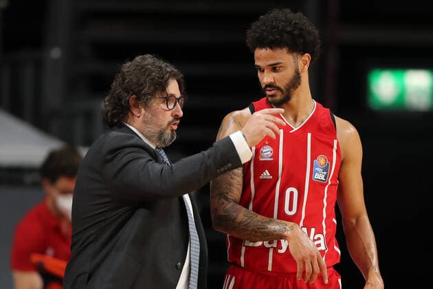 Cheftrainer Andrea Trinchieri (Muenchen) und Nick Weiler-Babb (Muenchen) im Gespraech GER, FC Bayern Basketball vs. Mitteldeutscher BC, Basketball, BBL, Saison 2020 2021, 23.03.2021, GER, FC Bayern Basketball vs. Mitteldeutscher BC, Basketball, BBL, Saison 2020 2021, 23.03.2021, Muenchen Copyright: xMarcelxEngelbrechtx Eibner-Pressefotox EP_met