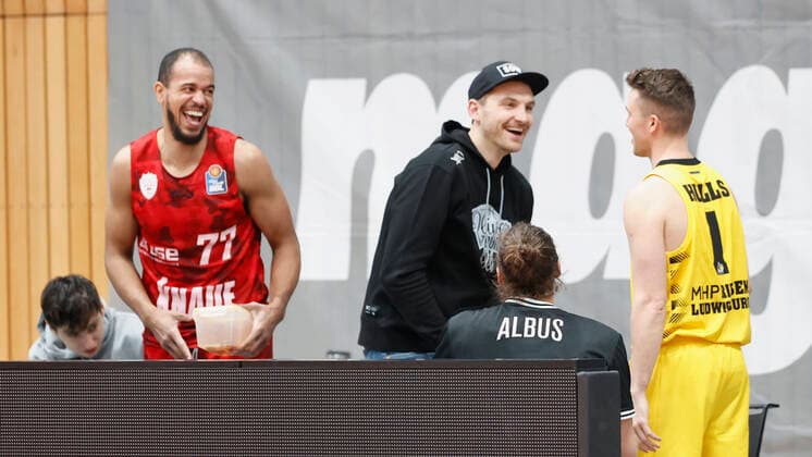 23.03.2021, Basketball, BBL 2020 2021, 19. Spieltag, s.Oliver Wuerzburg - MHP RIESEN Ludwigsburg, GER, Wuerzburg, s.Oliver Arena Bild: v. li. Julius Boehmer (s.Oliver Wuerzburg), Alex King (s.Oliver Wuerzburg), Felix Hoffmann (s.Oliver Wuerzburg), Julian Albus (s.Oliver Wuerzburg) und Jordan Hulls (MHP RIESEN) Copyright: HMBxMedia xHeikoxBecker