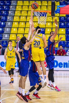 Euroliga F.C.Barcelona - Alba Berlin Temporada Regular 2020-21 Ronda 31 FC Barcelona, Barca 20, FONTECCHIO SIMONE, Alba Berlin, 9, MATTISSECK JONAS, Alba Berlin, ALBA BERLÃN 26 DE MARZO DE 2021, HORA LOCAL: 21:00 PALAU BLAUGRANA Ãrbitros: LATISEVS, OLEGS; BISSANG, JOSE; KARDUM, LUKA Copyright: xBEAUTIFULxSPORTS Cuadradox