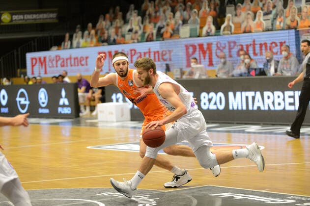 Jesse HUNT (34 Rasta Vechta), Mathis MÖNNINGHOFF MOENNINGHOFF (17 BG Goettingen) ; Rasta Vechta vs BG Göttingen, Basketball, easyCredit BBL Bundesliga, 27.03.2021, 25. Spieltag, Saison 2020 2021 ; Copyright: xErikxHillmer EIBNERx EP_ehr Rasta Vechta vs BG Göttingen, Basketball, easyCredit BBL Bundesliga, 27.03.2021, 25. Spieltag, Saison 2020 2021 Vechta Copyright: xErikxHillmer EIBNERx EP_ehr