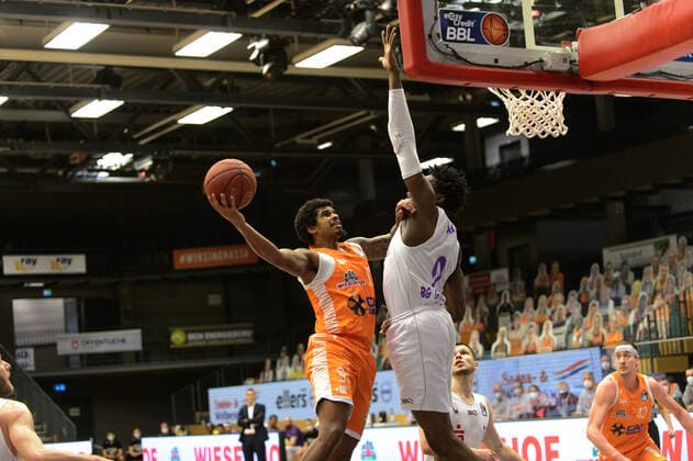 Edgar SOSA (12 Rasta Vechta), Tai ODIASE (21 BG Goettingen) ; Rasta Vechta vs BG Göttingen, Basketball, easyCredit BBL Bundesliga, 27.03.2021, 25. Spieltag, Saison 2020 2021 ; Copyright: xErikxHillmer EIBNERx EP_ehr Rasta Vechta vs BG Göttingen, Basketball, easyCredit BBL Bundesliga, 27.03.2021, 25. Spieltag, Saison 2020 2021 Vechta Copyright: xErikxHillmer EIBNERx EP_ehr