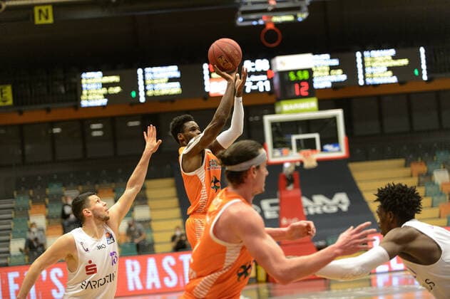 Rihards LOMAZS (13 BG Goettingen), Josh YOUNG (8 Rasta Vechta) ; Rasta Vechta vs BG Göttingen, Basketball, easyCredit BBL Bundesliga, 27.03.2021, 25. Spieltag, Saison 2020 2021 ; Copyright: xErikxHillmer EIBNERx EP_ehr Rasta Vechta vs BG Göttingen, Basketball, easyCredit BBL Bundesliga, 27.03.2021, 25. Spieltag, Saison 2020 2021 Vechta Copyright: xErikxHillmer EIBNERx EP_ehr