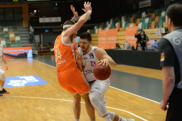Rihards LOMAZS (13 BG Goettingen) kommt nicht vorbei an Jesse HUNT (34 Rasta Vechta) ; Rasta Vechta vs BG Göttingen, Basketball, easyCredit BBL Bundesliga, 27.03.2021, 25. Spieltag, Saison 2020 2021 ; Copyright: xErikxHillmer EIBNERx EP_ehr Rasta Vechta vs BG Göttingen, Basketball, easyCredit BBL Bundesliga, 27.03.2021, 25. Spieltag, Saison 2020 2021 Vechta Copyright: xErikxHillmer EIBNERx EP_ehr