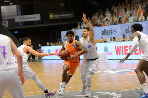 Edgar SOSA (12 Rasta Vechta), Rihards LOMAZS (13 BG Goettingen) ; Rasta Vechta vs BG Göttingen, Basketball, easyCredit BBL Bundesliga, 27.03.2021, 25. Spieltag, Saison 2020 2021 ; Copyright: xErikxHillmer EIBNERx EP_ehr Rasta Vechta vs BG Göttingen, Basketball, easyCredit BBL Bundesliga, 27.03.2021, 25. Spieltag, Saison 2020 2021 Vechta Copyright: xErikxHillmer EIBNERx EP_ehr