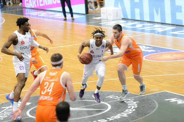 Deishuan BOOKER (1 BG Goettingen), Will VORHEES (41 Rasta Vechta) ; Rasta Vechta vs BG Göttingen, Basketball, easyCredit BBL Bundesliga, 27.03.2021, 25. Spieltag, Saison 2020 2021 ; Copyright: xErikxHillmer EIBNERx EP_ehr Rasta Vechta vs BG Göttingen, Basketball, easyCredit BBL Bundesliga, 27.03.2021, 25. Spieltag, Saison 2020 2021 Vechta Copyright: xErikxHillmer EIBNERx EP_ehr
