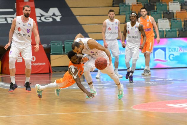 Highlight, Bilder des Tages, Akeem VARGAS (8 BG Goettingen) nimmt Josh YOUNG (8 Rasta Vechta) den Ball ab ; Rasta Vechta vs BG Göttingen, Basketball, easyCredit BBL Bundesliga, 27.03.2021, 25. Spieltag, Saison 2020 2021 ; Copyright: xErikxHillmer EIBNERx EP_ehr Rasta Vechta vs BG Göttingen, Basketball, easyCredit BBL Bundesliga, 27.03.2021, 25. Spieltag, Saison 2020 2021 Vechta Copyright: xErikxHillmer EIBNERx EP_ehr