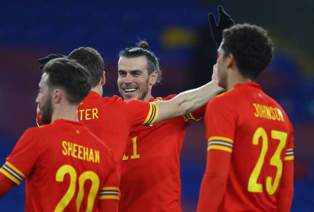 Sport Bilder des Tages Mandatory Credit: Photo by Kieran McManus BPI Shutterstock (11832375ae) Gareth Bale of Wales celebrates with Chris Gunter at full time Wales v Mexico, International Friendly, Länderspiel, Nationalmannschaft Football, The Cardiff City Stadium, Cardiff, UK - 27 Mar 2021 EDITORIAL USE ONLY No use with unauthorised audio, video, data, fixture lists, club league logos or live services. Online in-match use limited to 120 images, no video emulation. No use in betting, games or single club league player publications. Wales v Mexico, International Friendly, Football, The Cardiff City Stadium, Cardiff, UK - 27 Mar 2021 EDITORIAL USE ONLY No use with unauthorised audio, video, data, fixture lists, club league logos or live services. Online in-match use limited to 120 images, no video emulation. No use in betting, games or single club league player publications. Copyright: xKieranxMcManus BPI Shutterstockx 11832375ae