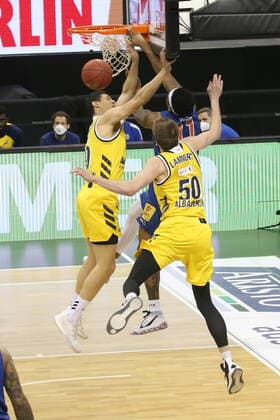 DEU, GER, easyCredit BBL, ALBA vs. MBC, 28.03.2021, Mercedes-Benz-Arena, Berlin, DEU, GER, easyCredit BBL, ALBA vs. MBC, im Bild Simone Fontecchio (ALBA Berlin 20), Ben Lammers (ALBA Berlin 50), Kyndahl Hill (Mitteldeutscher BC 11)