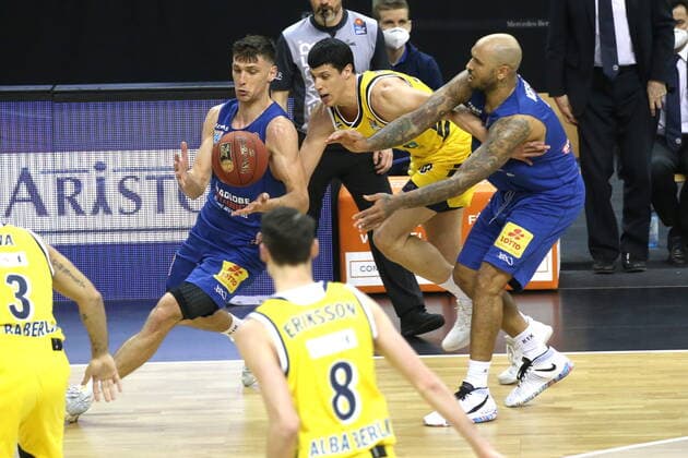 DEU, GER, easyCredit BBL, ALBA vs. MBC, 28.03.2021, Mercedes-Benz-Arena, Berlin, DEU, GER, easyCredit BBL, ALBA vs. MBC, im Bild Simone Fontecchio (ALBA Berlin 20), Michal Michalak (Mitteldeutscher BC 23), Sergio Kerusch (Mitteldeutscher BC 7)