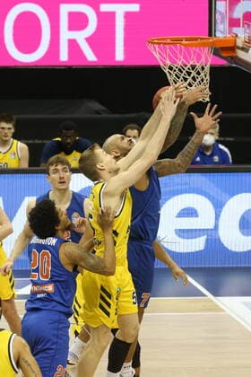 DEU, GER, easyCredit BBL, ALBA vs. MBC, 28.03.2021, Mercedes-Benz-Arena, Berlin, DEU, GER, easyCredit BBL, ALBA vs. MBC, im Bild Niels Giffey (ALBA Berlin 5), Sergio Kerusch (Mitteldeutscher BC 7), Deron Washington (Mitteldeutscher BC 20)