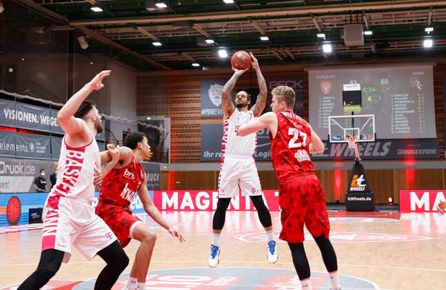 28.03.2021, Basketball, BBL 2020 2021, 25. Spieltag, s.Oliver Wuerzburg - Telekom Baskets Bonn, GER, Wuerzburg, s.Oliver Arena, Bild: v. li. Anthony DiLeo (Telekom Baskets Bonn), Tyson Ward (s.Oliver Wuerzburg), Chris Babb (Telekom Baskets Bonn) und Jonas Weitzel (s.Oliver Wuerzburg) Copyright: HMBxMedia xHeikoxBecker