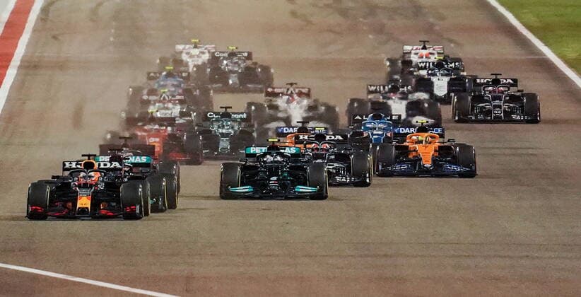 Formula 1 Gulf Air Bahrain Grand Prix 2021 28.03.2021, Bahrain International Circuit, Sakhir, Formula 1 Gulf Air Bahrain Grand Prix 2021 ,im Bild Rennstart Max Verstappen (NEL 33), Red Bull Racing Honda vor, Lewis Hamilton (GBR 44), Mercedes-AMG Petronas Formula One Team, Valtteri Bottas (FIN 77), Mercedes-AMG Petronas Formula One Team, Charles Leclerc (MCO 16), Scuderia Ferrari Mission Winnow, Pierre Gasly (FRA 10), Scuderia AlphaTauri Honda, Lando Norris (GBR 4), McLaren F1 Team, Daniel Ricciardo (AUS 3), McLaren F1 Team