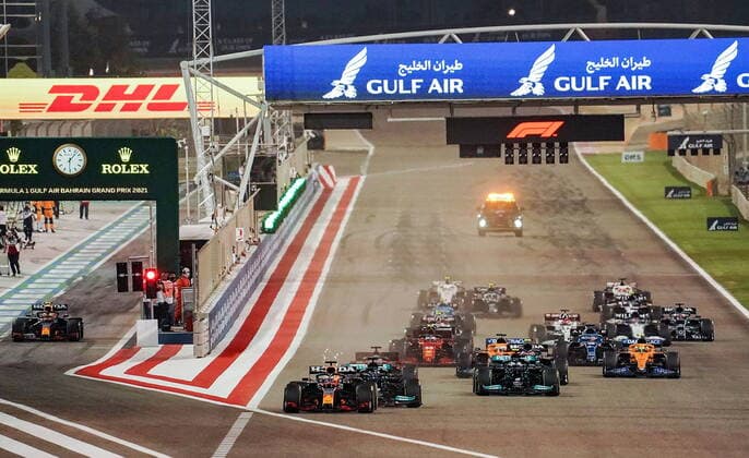 Formula 1 Gulf Air Bahrain Grand Prix 2021 28.03.2021, Bahrain International Circuit, Sakhir, Formula 1 Gulf Air Bahrain Grand Prix 2021 ,im Bild Rennstart Max Verstappen (NEL 33), Red Bull Racing Honda vor, Lewis Hamilton (GBR 44), Mercedes-AMG Petronas Formula One Team, Valtteri Bottas (FIN 77), Mercedes-AMG Petronas Formula One Team, Charles Leclerc (MCO 16), Scuderia Ferrari Mission Winnow, Pierre Gasly (FRA 10), Scuderia AlphaTauri Honda, Lando Norris (GBR 4), McLaren F1 Team, Daniel Ricciardo (AUS 3), McLaren F1 Team