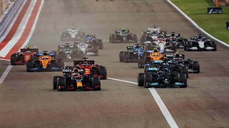 Formula 1 Gulf Air Bahrain Grand Prix 2021 28.03.2021, Bahrain International Circuit, Sakhir, Formula 1 Gulf Air Bahrain Grand Prix 2021 ,im Bild Rennstart Max Verstappen (NEL 33), Red Bull Racing Honda vor, Lewis Hamilton (GBR 44), Mercedes-AMG Petronas Formula One Team, Valtteri Bottas (FIN 77), Mercedes-AMG Petronas Formula One Team, Charles Leclerc (MCO 16), Scuderia Ferrari Mission Winnow, Pierre Gasly (FRA 10), Scuderia AlphaTauri Honda, Lando Norris (GBR 4), McLaren F1 Team, Daniel Ricciardo (AUS 3), McLaren F1 Team