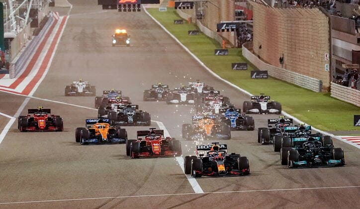 Formula 1 Gulf Air Bahrain Grand Prix 2021 28.03.2021, Bahrain International Circuit, Sakhir, Formula 1 Gulf Air Bahrain Grand Prix 2021 ,im Bild Rennstart Max Verstappen (NEL 33), Red Bull Racing Honda vor, Lewis Hamilton (GBR 44), Mercedes-AMG Petronas Formula One Team, Valtteri Bottas (FIN 77), Mercedes-AMG Petronas Formula One Team, Charles Leclerc (MCO 16), Scuderia Ferrari Mission Winnow, Pierre Gasly (FRA 10), Scuderia AlphaTauri Honda, Lando Norris (GBR 4), McLaren F1 Team, Daniel Ricciardo (AUS 3), McLaren F1 Team