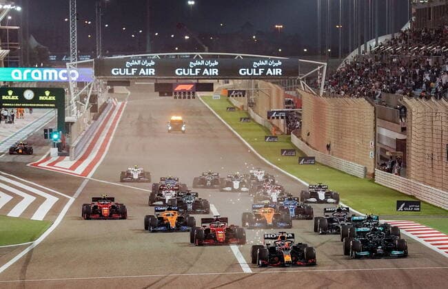 Formula 1 Gulf Air Bahrain Grand Prix 2021 28.03.2021, Bahrain International Circuit, Sakhir, Formula 1 Gulf Air Bahrain Grand Prix 2021 ,im Bild Rennstart Max Verstappen (NEL 33), Red Bull Racing Honda vor, Lewis Hamilton (GBR 44), Mercedes-AMG Petronas Formula One Team, Valtteri Bottas (FIN 77), Mercedes-AMG Petronas Formula One Team, Charles Leclerc (MCO 16), Scuderia Ferrari Mission Winnow, Pierre Gasly (FRA 10), Scuderia AlphaTauri Honda, Lando Norris (GBR 4), McLaren F1 Team, Daniel Ricciardo (AUS 3), McLaren F1 Team