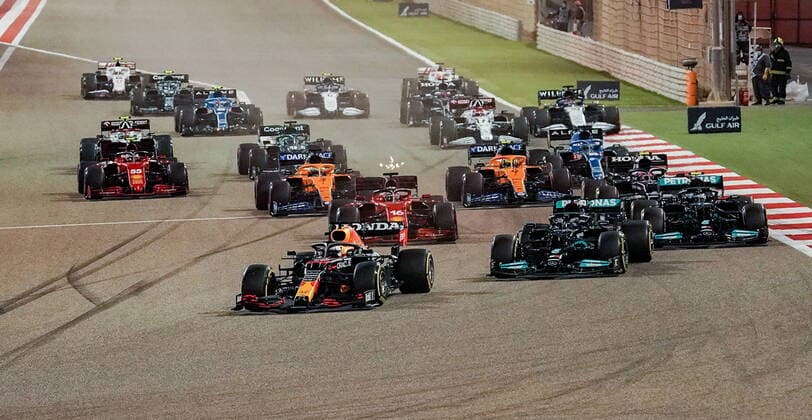 Formula 1 Gulf Air Bahrain Grand Prix 2021 28.03.2021, Bahrain International Circuit, Sakhir, Formula 1 Gulf Air Bahrain Grand Prix 2021 ,im Bild Rennstart Max Verstappen (NEL 33), Red Bull Racing Honda vor, Lewis Hamilton (GBR 44), Mercedes-AMG Petronas Formula One Team, Valtteri Bottas (FIN 77), Mercedes-AMG Petronas Formula One Team, Charles Leclerc (MCO 16), Scuderia Ferrari Mission Winnow, Pierre Gasly (FRA 10), Scuderia AlphaTauri Honda, Lando Norris (GBR 4), McLaren F1 Team, Daniel Ricciardo (AUS 3), McLaren F1 Team