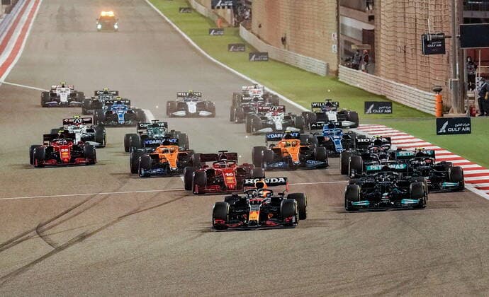 Formula 1 Gulf Air Bahrain Grand Prix 2021 28.03.2021, Bahrain International Circuit, Sakhir, Formula 1 Gulf Air Bahrain Grand Prix 2021 ,im Bild Rennstart Max Verstappen (NEL 33), Red Bull Racing Honda vor, Lewis Hamilton (GBR 44), Mercedes-AMG Petronas Formula One Team, Valtteri Bottas (FIN 77), Mercedes-AMG Petronas Formula One Team, Charles Leclerc (MCO 16), Scuderia Ferrari Mission Winnow, Pierre Gasly (FRA 10), Scuderia AlphaTauri Honda, Lando Norris (GBR 4), McLaren F1 Team, Daniel Ricciardo (AUS 3), McLaren F1 Team
