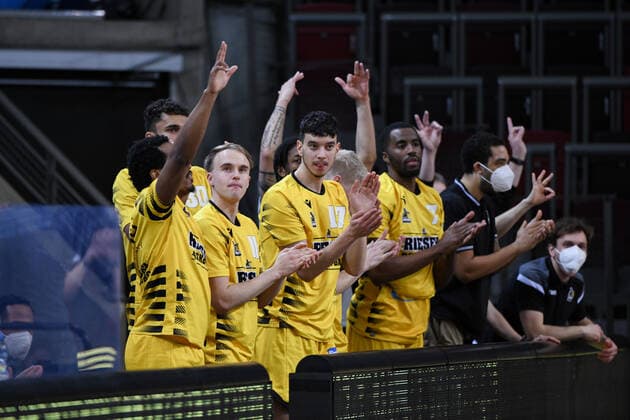 Lukas Herzog (MHP Riesen Ludwigsburg), Barry Brown Jr. (MHP Riesen Ludwigsburg), Jaleen Smith (MHP Riesen Ludwigsburg) und Team jubeln, GER, MHP Riesen Ludwigsburg vs. medi Bayreuth, 28.03.2021, 25. Spieltag easycredit Basketball Bundesliga, Spielzeit 2020 2021. GER, MHP Riesen Ludwigsburg vs. medi Bayreuth, 28.03.2021, 25. Spieltag easycredit Basketball Bundesliga, Spielzeit 2020 2021. Ludwigsburg Copyright: xEibnerxPressefoto MichaelxMemmlerx EP_MMR