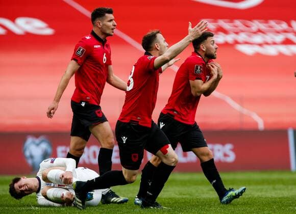 Sport Bilder des Tages Mandatory Credit: Photo by Nikola Krstic BPI Shutterstock (11832717by) Keidi Bare of Albania (r) reacts and Mason Mount of England lays injured Albania v England, FIFA World Cup, WM, Weltmeisterschaft, Fussball Qualifying Group I, Football, Arena Kombetare, Tirana, Albania - 28 Mar 2021 Albania v England, FIFA World Cup Qualifying Group I, Football, Arena Kombetare, Tirana, Albania - 28 Mar 2021 Copyright: xNikolaxKrstic BPI Shutterstockx 11832717by