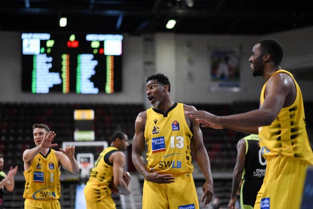Yorman Polas Bartolo (MHP Riesen Ludwigsburg) muss nach dem 5. foul vom Feld und beschwert sich beim Schiedsrichter, daneben Jamel McLean (MHP Riesen Ludwigsburg), Jordan Hulls (MHP Riesen Ludwigsburg), GER, MHP Riesen Ludwigsburg vs. medi Bayreuth, 28.03.2021, 25. Spieltag easycredit Basketball Bundesliga, Spielzeit 2020 2021. GER, MHP Riesen Ludwigsburg vs. medi Bayreuth, 28.03.2021, 25. Spieltag easycredit Basketball Bundesliga, Spielzeit 2020 2021. Ludwigsburg Copyright: xEibnerxPressefoto MichaelxMemmlerx EP_MMR