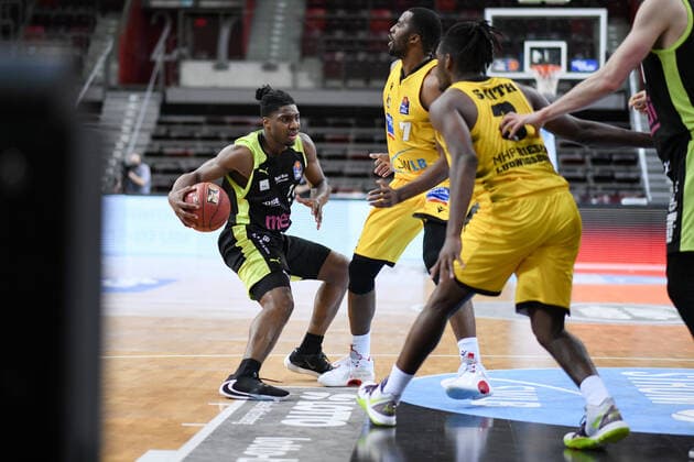 Frank Bartley (medi Bayreuth) im Zweikampf mit Jaleen Smith (MHP Riesen Ludwigsburg), und Jamel McLean (MHP Riesen Ludwigsburg), GER, MHP Riesen Ludwigsburg vs. medi Bayreuth, 28.03.2021, 25. Spieltag easycredit Basketball Bundesliga, Spielzeit 2020 2021. GER, MHP Riesen Ludwigsburg vs. medi Bayreuth, 28.03.2021, 25. Spieltag easycredit Basketball Bundesliga, Spielzeit 2020 2021. Ludwigsburg Copyright: xEibnerxPressefoto MichaelxMemmlerx EP_MMR