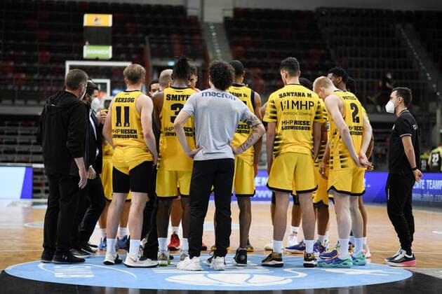 Lukas Herzog (MHP Riesen Ludwigsburg), Jaleen Smith (MHP Riesen Ludwigsburg), Jamel McLean (MHP Riesen Ludwigsburg) und Team jubeln ueber den Sieg, GER, MHP Riesen Ludwigsburg vs. medi Bayreuth, 28.03.2021, 25. Spieltag easycredit Basketball Bundesliga, Spielzeit 2020 2021. GER, MHP Riesen Ludwigsburg vs. medi Bayreuth, 28.03.2021, 25. Spieltag easycredit Basketball Bundesliga, Spielzeit 2020 2021. Ludwigsburg Copyright: xEibnerxPressefoto MichaelxMemmlerx EP_MMR