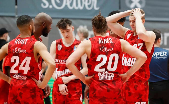 28.03.2021, Basketball, BBL 2020 2021, 25. Spieltag, s.Oliver Wuerzburg - Telekom Baskets Bonn, GER, Wuerzburg, s.Oliver Arena, Bild: v. li. Cameron Hunt (s.Oliver Wuerzburg), Murphy Holloway (s.Oliver Wuerzburg), Julius Boehmer (s.Oliver Wuerzburg), Julian Albus (s.Oliver Wuerzburg) und Jonas Weitzel (s.Oliver Wuerzburg) Copyright: HMBxMedia xHeikoxBecker