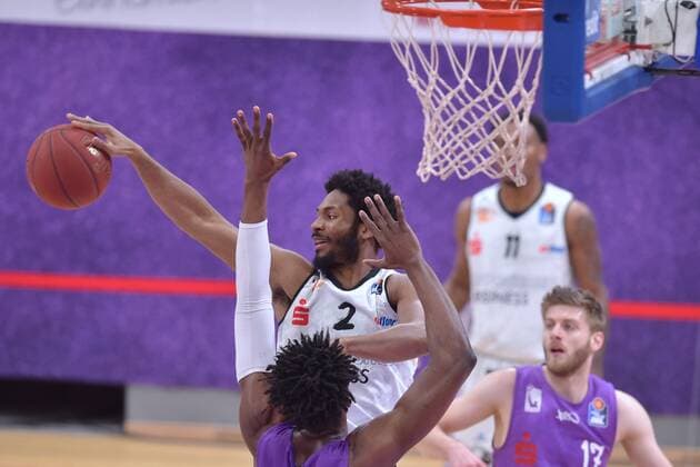 Terrell Harris (Niners Chemnitz) (am Ball), Mathis Moenninghoff (BG Goettingen), Tai Odiase (BG Goettingen) (vorne) , Basketball, Bundesliga, BBL, BG Goettingen - Niners Chemnitz, 30.03.2021, BG Goettingen - Niners Chemnitz, Basketball, Bundesliga, GER, BBL, 30.03.2021 Goettingen Copyright: xEibner-Pressefotox-xRolandxSippelx