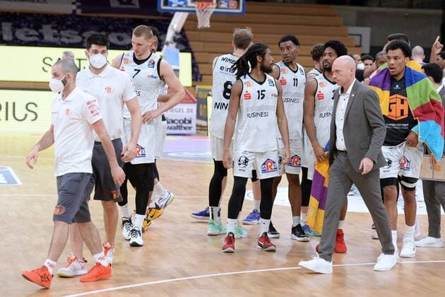 enttaeuscht, frustriert, Emotion nach der Niederlage; Rodrigo Pastore (Trainer, Headcoach Niners Chemnitz) (vorne), Marcus Thornton (M), Isiaha Mike (M, hinten) , Basketball, Bundesliga, BBL, BG Goettingen - Niners Chemnitz, 30.03.2021, BG Goettingen - Niners Chemnitz, Basketball, Bundesliga, GER, BBL, 30.03.2021 Goettingen Copyright: xEibner-Pressefotox-xRolandxSippelx