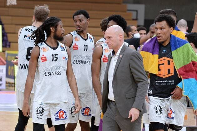 enttaeuscht, frustriert, Emotion nach der Niederlage; Rodrigo Pastore (Trainer, Headcoach Niners Chemnitz) (vorne), Marcus Thornton (M), Isiaha Mike (M, hinten) , Basketball, Bundesliga, BBL, BG Goettingen - Niners Chemnitz, 30.03.2021, BG Goettingen - Niners Chemnitz, Basketball, Bundesliga, GER, BBL, 30.03.2021 Goettingen Copyright: xEibner-Pressefotox-xRolandxSippelx