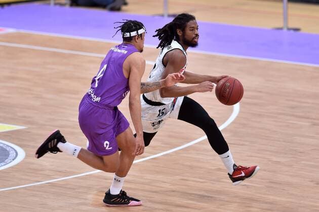 Marcus Thornton (Niners Chemnitz) (am Ball), Nelson Weidemann (BG Goettingen) , Basketball, Bundesliga, BBL, BG Goettingen - Niners Chemnitz, 30.03.2021, BG Goettingen - Niners Chemnitz, Basketball, Bundesliga, GER, BBL, 30.03.2021 Goettingen Copyright: xEibner-Pressefotox-xRolandxSippelx