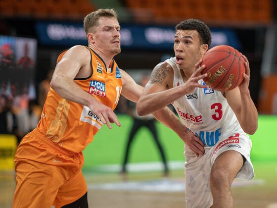 Andreas Obst (Ratiopharm Ulm 13), Tyson Ward (s Oliver Wuerzburg, 03), ratiopharm Ulm vs. S.Oliver Baskets Wuerzburg, Basketball, Bundesliga, BBL, easycredit, 29. Spieltag, Spielzeit 2020 2021, 01.04.2021, ratiopharm Ulm vs. S.Oliver Baskets Wuerzburg, Basketball, Bundesliga, BBL, easycredit, 29. Spieltag, Spielzeit 2020 2021, 01.04.2021 Neu-Ulm Copyright: xEibner-Pressefoto SaschaxWaltherx EP_EER
