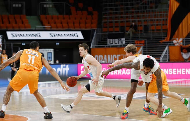 01.04.2021, Basketball, BBL 2020 2021, 29. Spieltag, ratiopharm ulm - s.Oliver Wuerzburg, GER, Neu-Ulm, ratiopharm arena, Bild v. li.: Isaiah Wilkins (ratiopharm ulm), Nils Hassfurther (s.Oliver Wuerzburg), Per Guenther (ratiopharm ulm) und Perry Jones III (s.Oliver Wuerzburg) Copyright: HMBxMedia xHeikoxBecker
