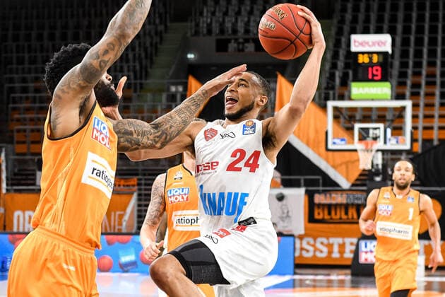 GER, BBL, ratiopharm ulm vs s.Oliver Würzburg Wuerzburg 01.04.2021, ratiopharm arena, Neu-Ulm, GER, BBL, ratiopharm ulm vs s.Oliver Würzburg Wuerzburg, im Bild Troy Caupain (Ulm, 23), Cameron Hunt (Wuerzburg, 24) geht entschlossen zum Korb