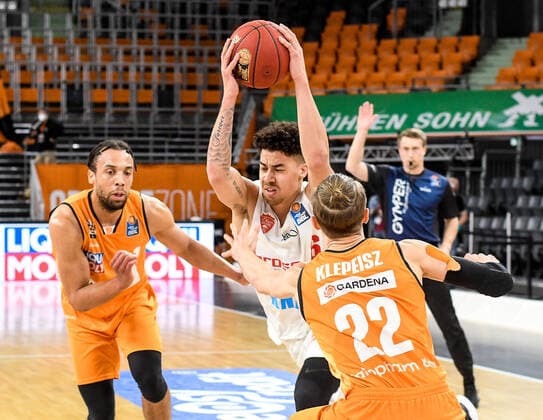 GER, BBL, ratiopharm ulm vs s.Oliver Würzburg Wuerzburg 01.04.2021, ratiopharm arena, Neu-Ulm, GER, BBL, ratiopharm ulm vs s.Oliver Würzburg Wuerzburg, im Bild Joshua Obiesie (Wuerzburg, 6) kann von Demitrius Conger (Ulm, 1) und Thomas Klepeisz (Ulm, 22) nicht aufgehalten werden