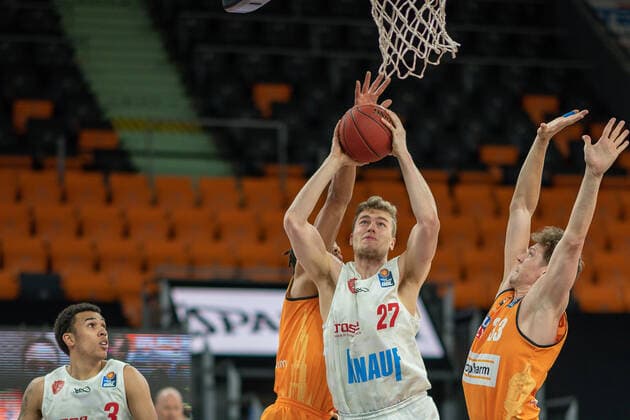 Jonas Weitzel (s Oliver Wuerzburg, 27), Patrick Heckmann (Ratiopharm Ulm 33), ratiopharm Ulm vs. S.Oliver Baskets Wuerzburg, Basketball, Bundesliga, BBL, easycredit, 29. Spieltag, Spielzeit 2020 2021, 01.04.2021, ratiopharm Ulm vs. S.Oliver Baskets Wuerzburg, Basketball, Bundesliga, BBL, easycredit, 29. Spieltag, Spielzeit 2020 2021, 01.04.2021 Neu-Ulm Copyright: xEibner-Pressefoto SaschaxWaltherx EP_EER