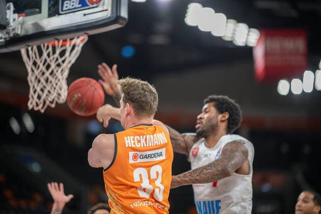 Patrick Heckmann (Ratiopharm Ulm 33), Perry Jones (s Oliver Wuerzburg, 01), ratiopharm Ulm vs. S.Oliver Baskets Wuerzburg, Basketball, Bundesliga, BBL, easycredit, 29. Spieltag, Spielzeit 2020 2021, 01.04.2021, ratiopharm Ulm vs. S.Oliver Baskets Wuerzburg, Basketball, Bundesliga, BBL, easycredit, 29. Spieltag, Spielzeit 2020 2021, 01.04.2021 Neu-Ulm Copyright: xEibner-Pressefoto SaschaxWaltherx EP_EER