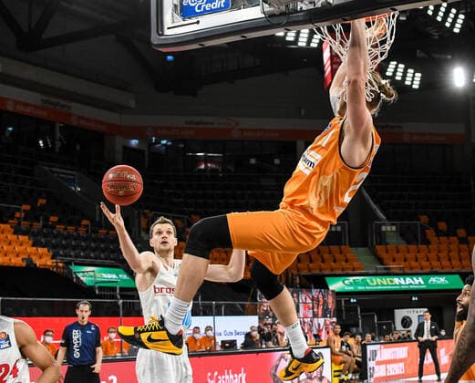 GER, BBL, ratiopharm ulm vs s.Oliver Würzburg Wuerzburg 01.04.2021, ratiopharm arena, Neu-Ulm, GER, BBL, ratiopharm ulm vs s.Oliver Würzburg Wuerzburg, im Bild Florian Koch (Wuerzburg, 21) streckt die Hand nach dem Ball, Dylan Osetkowski (Ulm, 21) hat bereits gepunktet