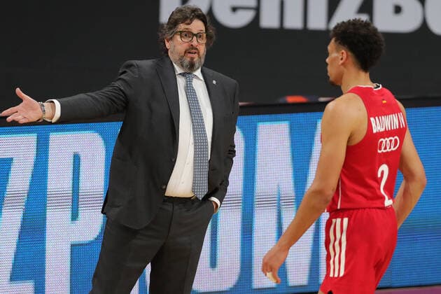Cheftrainer Andrea Trinchieri (Muenchen) im Gespraech mit Wade Baldwin IV GER, FC Bayern Basketball vs. Zalgiris Kaunas, Basketball, Euroleague, Saison 2020 2021, 01.04.2021, GER, FC Bayern Basketball vs. Zalgiris Kaunas, Basketball, Euroleague, Saison 2020 2021, 01.04.2021, Muenchen Copyright: xEIBNER MarcelxEngelbrechtx EP_EER