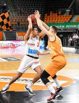 GER, BBL, ratiopharm ulm vs s.Oliver Würzburg Wuerzburg 01.04.2021, ratiopharm arena, Neu-Ulm, GER, BBL, ratiopharm ulm vs s.Oliver Würzburg Wuerzburg, im Bild Tyson Ward (Wuerzburg, 3), John Petrucelli (Ulm, 7)
