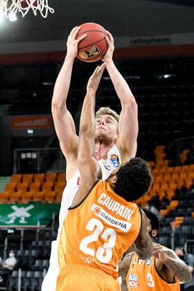 GER, BBL, ratiopharm ulm vs s.Oliver Würzburg Wuerzburg 01.04.2021, ratiopharm arena, Neu-Ulm, GER, BBL, ratiopharm ulm vs s.Oliver Würzburg Wuerzburg, im Bild Jonas Weitzel (Wuerzburg, 27) wird von Troy Caupain (Ulm, 23) attakiert